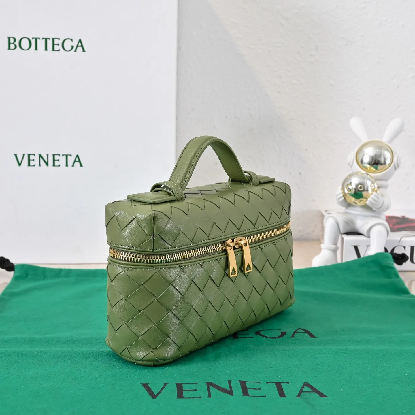 Batch 1360 Bottega Veneta 24 spring and summer woven zipper crossbody bag. A crossbody bag that can be used as a cosmetic bag. The exquisite weaving and compact body are an indispensable accessory for the upcoming summer. The double zipper also better protects the bag. It has a large capacity. If you like it, don’t miss it. Style number: 9109 Size: 22*12.5*5cm